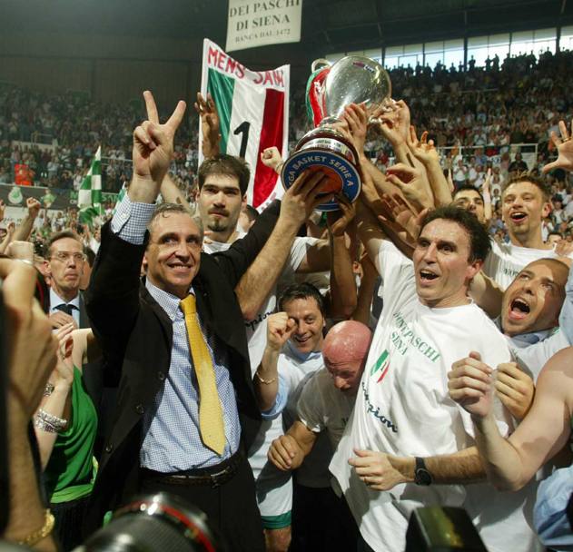 Un altro trionfo firmato da coach Recalcati, lo scudetto Montepaschi Siena nel 2004